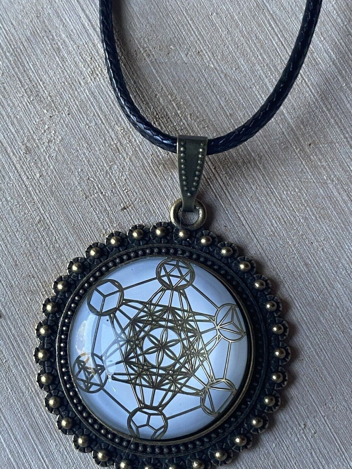 Amulett – bronzefarben, Metatron, Disc (hinter Glas) in weis 25 mm, goldlegiert, kupferunterlegt – Produktansicht 1