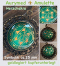 Amulett Chakremy – bronzefarben, Herzchakra, Disc hinter Glas in grün 25 mm, goldlegiert, kupferunterlegt – Produktansicht 1
