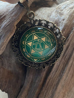 Amulett Chakremy – bronzefarben, Herzchakra, Disc hinter Glas in grün 25 mm, goldlegiert, kupferunterlegt – Produktansicht 1