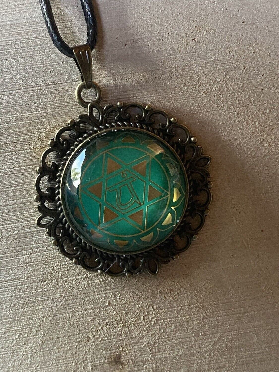 Amulett Chakremy – bronzefarben, Herzchakra, Disc hinter Glas in grün 25 mm, goldlegiert, kupferunterlegt – Produktansicht 1