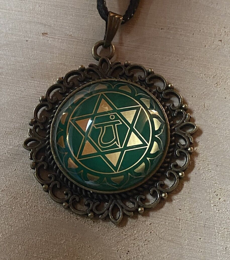 Amulett Chakremy – bronzefarben, Herzchakra, Disc hinter Glas in grün 25 mm, goldlegiert, kupferunterlegt – Produktansicht 1