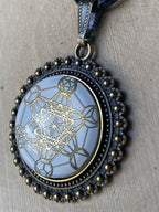 Amulett – bronzefarben, Metatron, Disc (hinter Glas) in weis 25 mm, goldlegiert, kupferunterlegt – Produktansicht 1