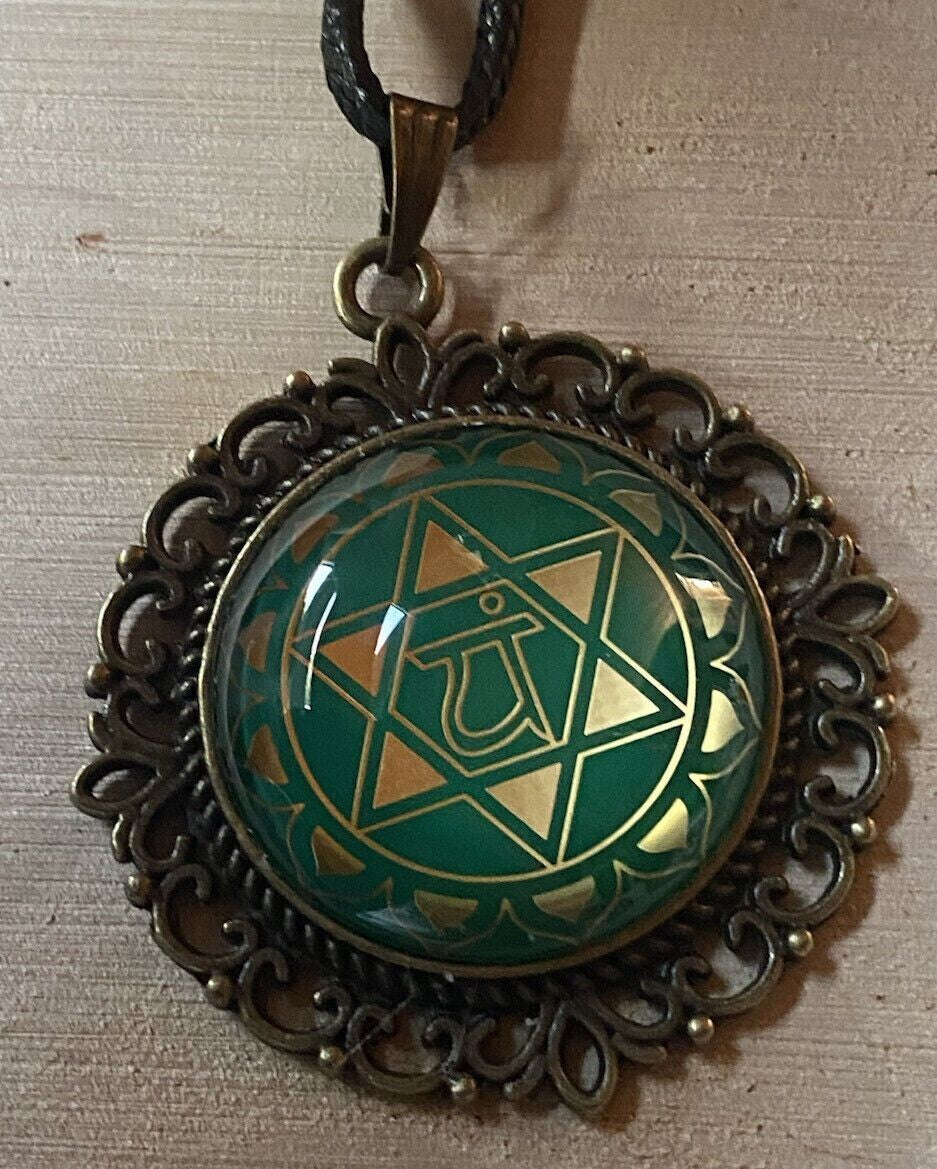 Amulett Chakremy – bronzefarben, Herzchakra, Disc hinter Glas in grün 25 mm, goldlegiert, kupferunterlegt – Produktansicht 1