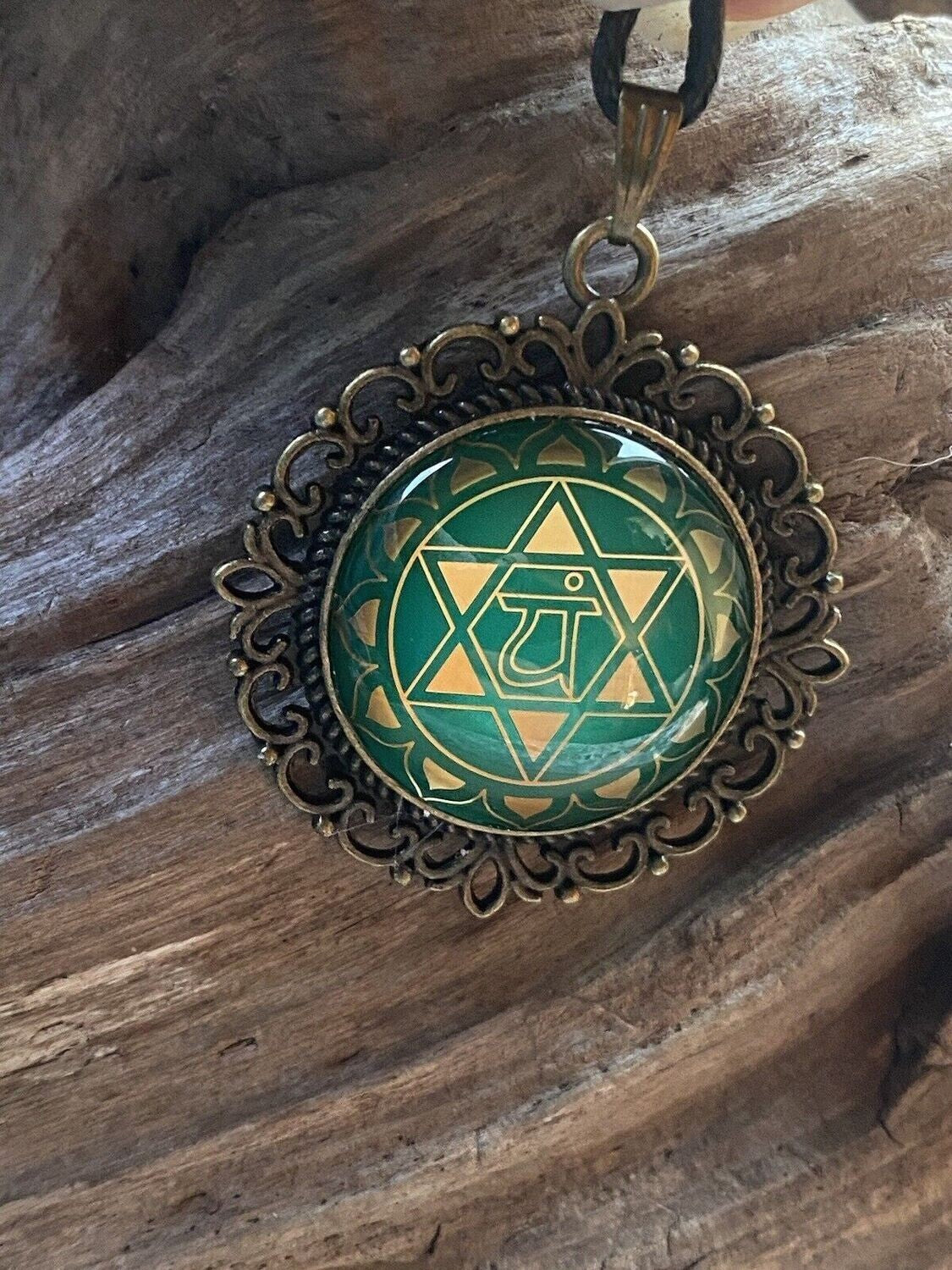 Amulett Chakremy – bronzefarben, Herzchakra, Disc hinter Glas in grün 25 mm, goldlegiert, kupferunterlegt – Produktansicht 1