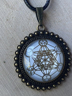 Amulett – bronzefarben, Metatron, Disc (hinter Glas) in weis 25 mm, goldlegiert, kupferunterlegt – Produktansicht 1