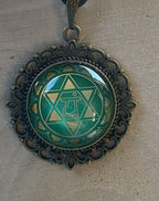 Amulett Chakremy – bronzefarben, Herzchakra, Disc hinter Glas in grün 25 mm, goldlegiert, kupferunterlegt – Produktansicht 1
