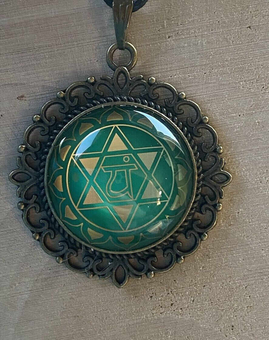 Amulett Chakremy – bronzefarben, Herzchakra, Disc hinter Glas in grün 25 mm, goldlegiert, kupferunterlegt – Produktansicht 1