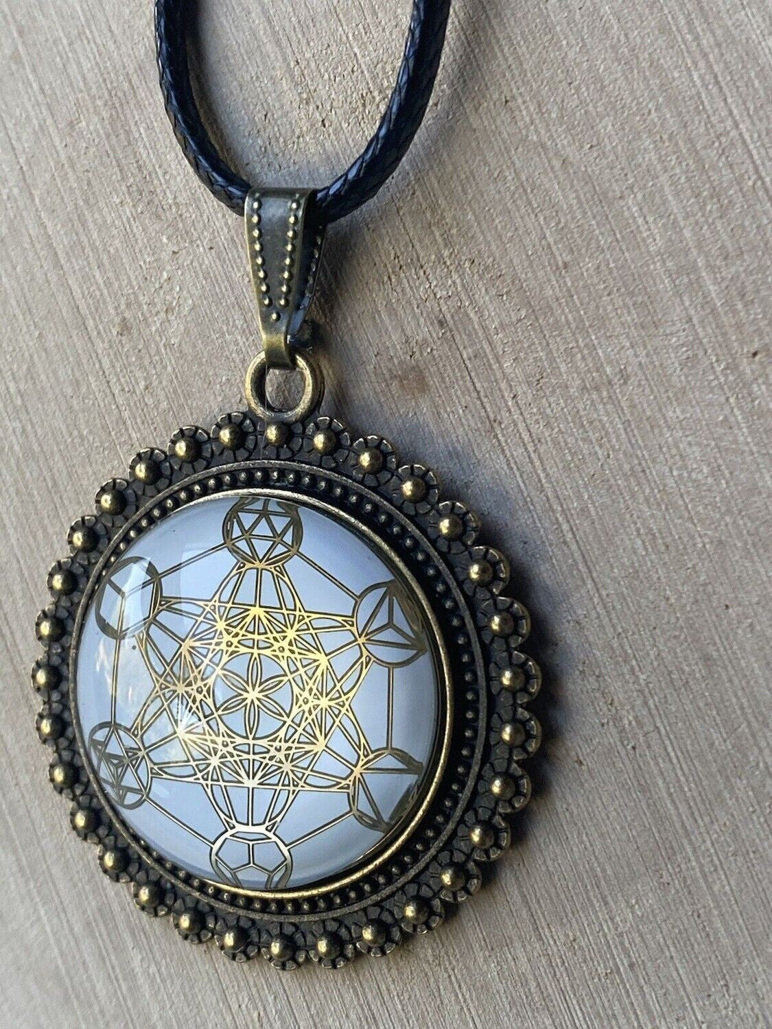 Amulett – bronzefarben, Metatron, Disc (hinter Glas) in weis 25 mm, goldlegiert, kupferunterlegt – Produktansicht 1