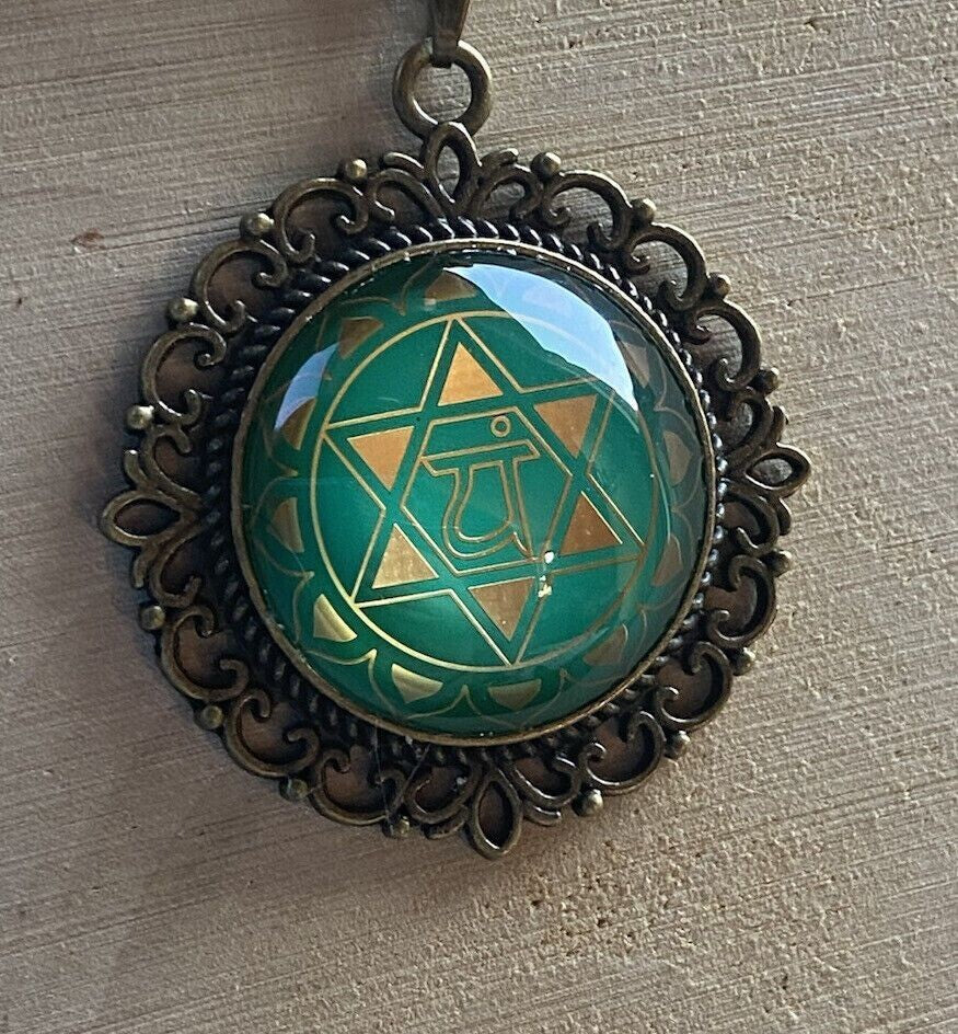 Amulett Chakremy – bronzefarben, Herzchakra, Disc hinter Glas in grün 25 mm, goldlegiert, kupferunterlegt – Produktansicht 1