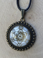 Amulett – bronzefarben, Metatron, Disc (hinter Glas) in weis 25 mm, goldlegiert, kupferunterlegt – Produktansicht 1