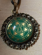 Amulett Chakremy – bronzefarben, Herzchakra, Disc hinter Glas in grün 25 mm, goldlegiert, kupferunterlegt – Produktansicht 1