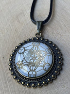 Amulett – bronzefarben, Metatron, Disc (hinter Glas) in weis 25 mm, goldlegiert, kupferunterlegt – Produktansicht 1