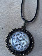Amulett – bronzefarben, Blume des Lebens, Disc in weiss (hinter Glas)25 mm, goldlegiert, kupferunterlegt – Produktansicht 1