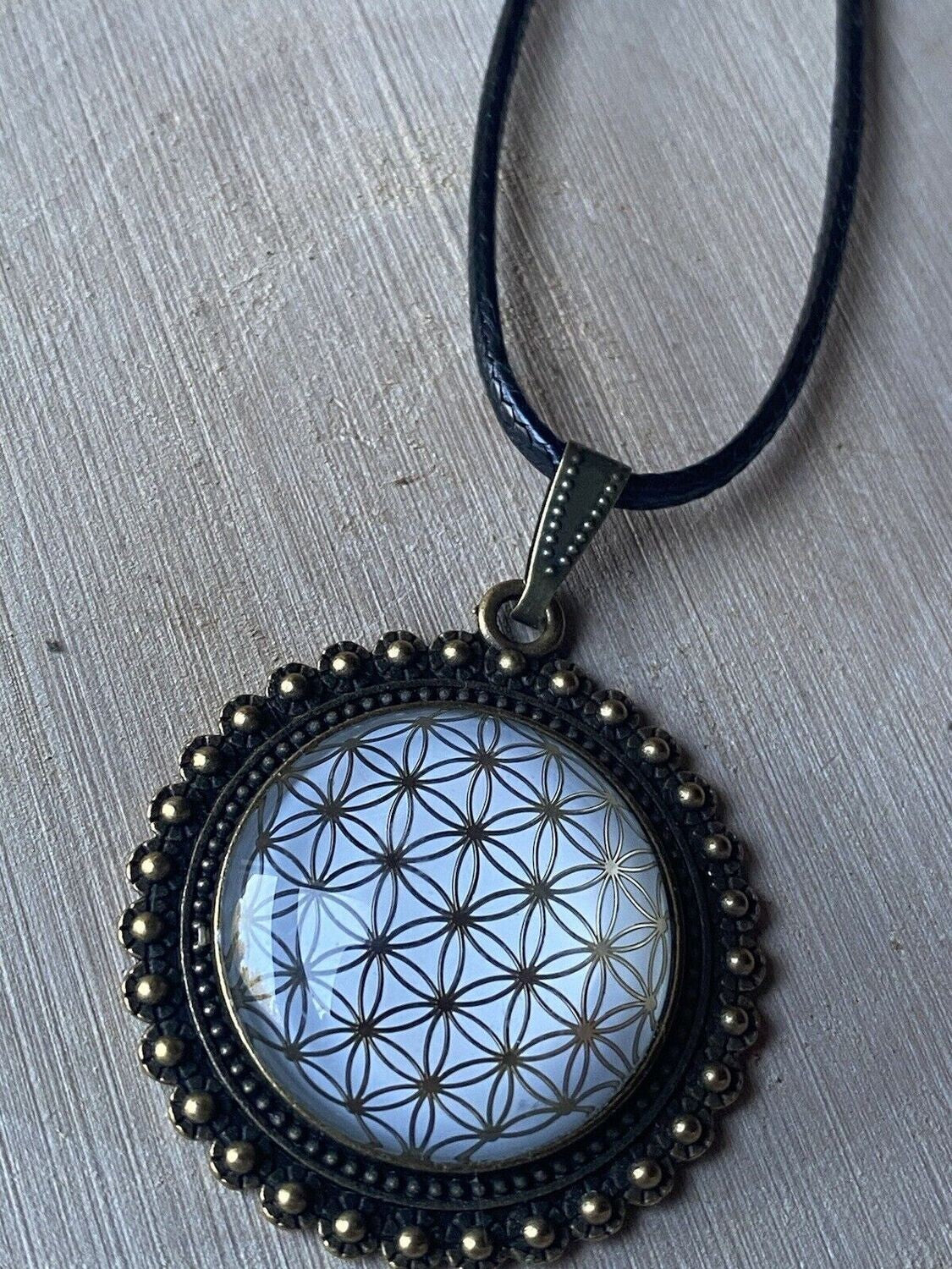 Amulett – bronzefarben, Blume des Lebens, Disc in weiss (hinter Glas)25 mm, goldlegiert, kupferunterlegt – Produktansicht 1