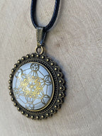 Amulett – bronzefarben, Metatron, Disc (hinter Glas) in weis 25 mm, goldlegiert, kupferunterlegt – Produktansicht 1