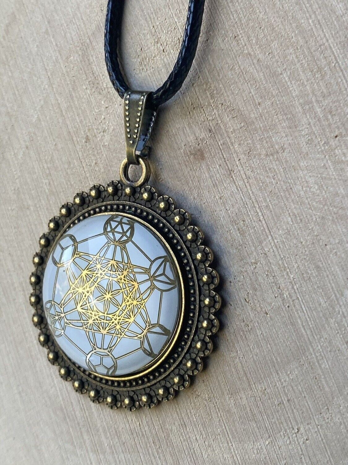 Amulett – bronzefarben, Metatron, Disc (hinter Glas) in weis 25 mm, goldlegiert, kupferunterlegt – Produktansicht 1