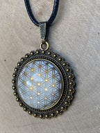 Amulett – bronzefarben, Blume des Lebens, Disc in weiss (hinter Glas)25 mm, goldlegiert, kupferunterlegt – Produktansicht 1