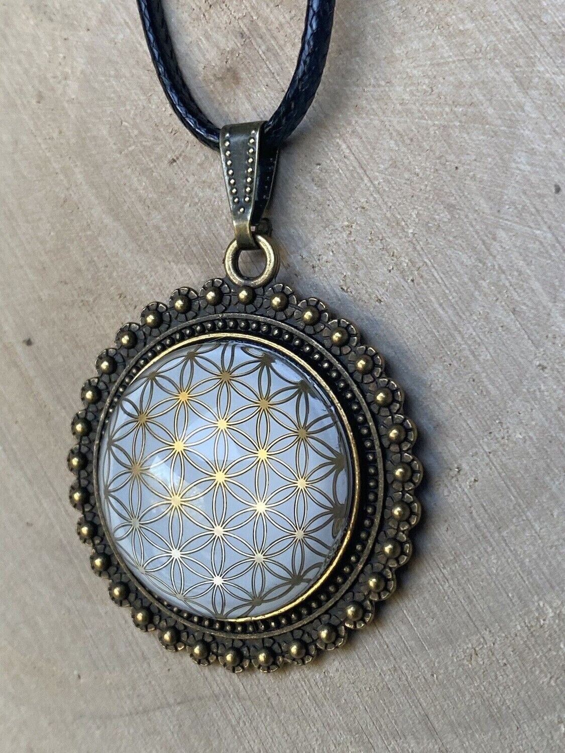 Amulett – bronzefarben, Blume des Lebens, Disc in weiss (hinter Glas)25 mm, goldlegiert, kupferunterlegt – Produktansicht 1