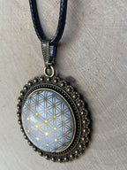 Amulett – bronzefarben, Blume des Lebens, Disc in weiss (hinter Glas)25 mm, goldlegiert, kupferunterlegt – Produktansicht 1