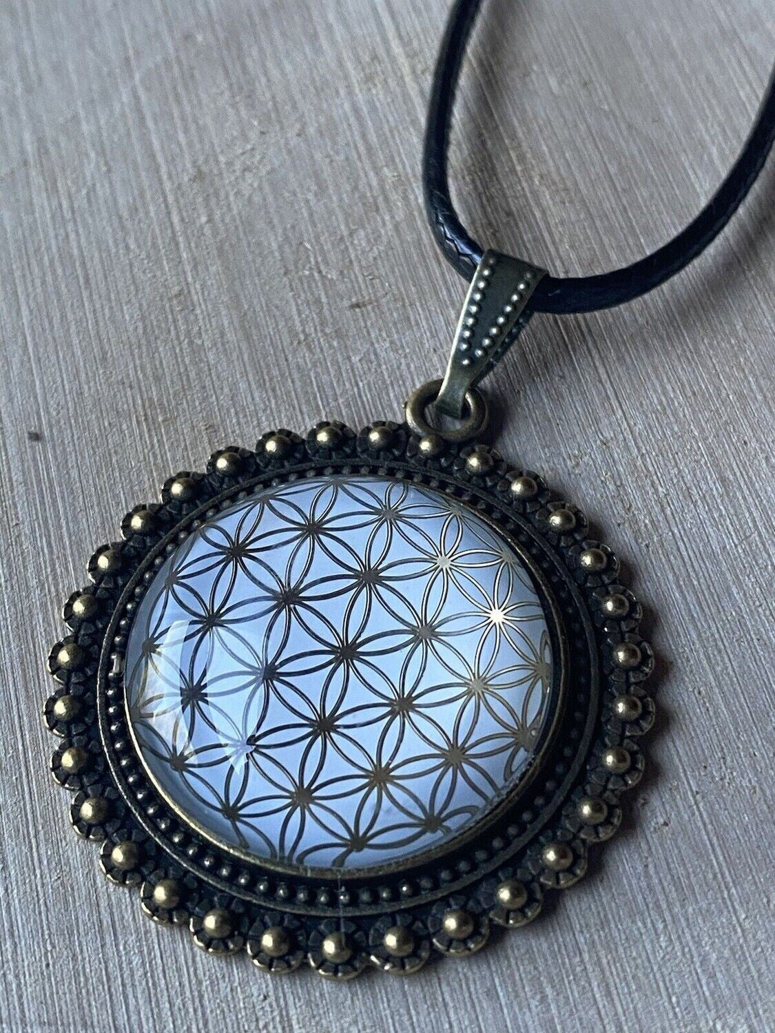 Amulett – bronzefarben, Blume des Lebens, Disc in weiss (hinter Glas)25 mm, goldlegiert, kupferunterlegt – Produktansicht 1