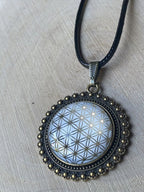 Amulett – bronzefarben, Blume des Lebens, Disc in weiss (hinter Glas)25 mm, goldlegiert, kupferunterlegt – Produktansicht 1
