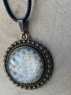 Amulett – bronzefarben, Blume des Lebens, Disc in weiss (hinter Glas)25 mm, goldlegiert, kupferunterlegt – Produktansicht 1
