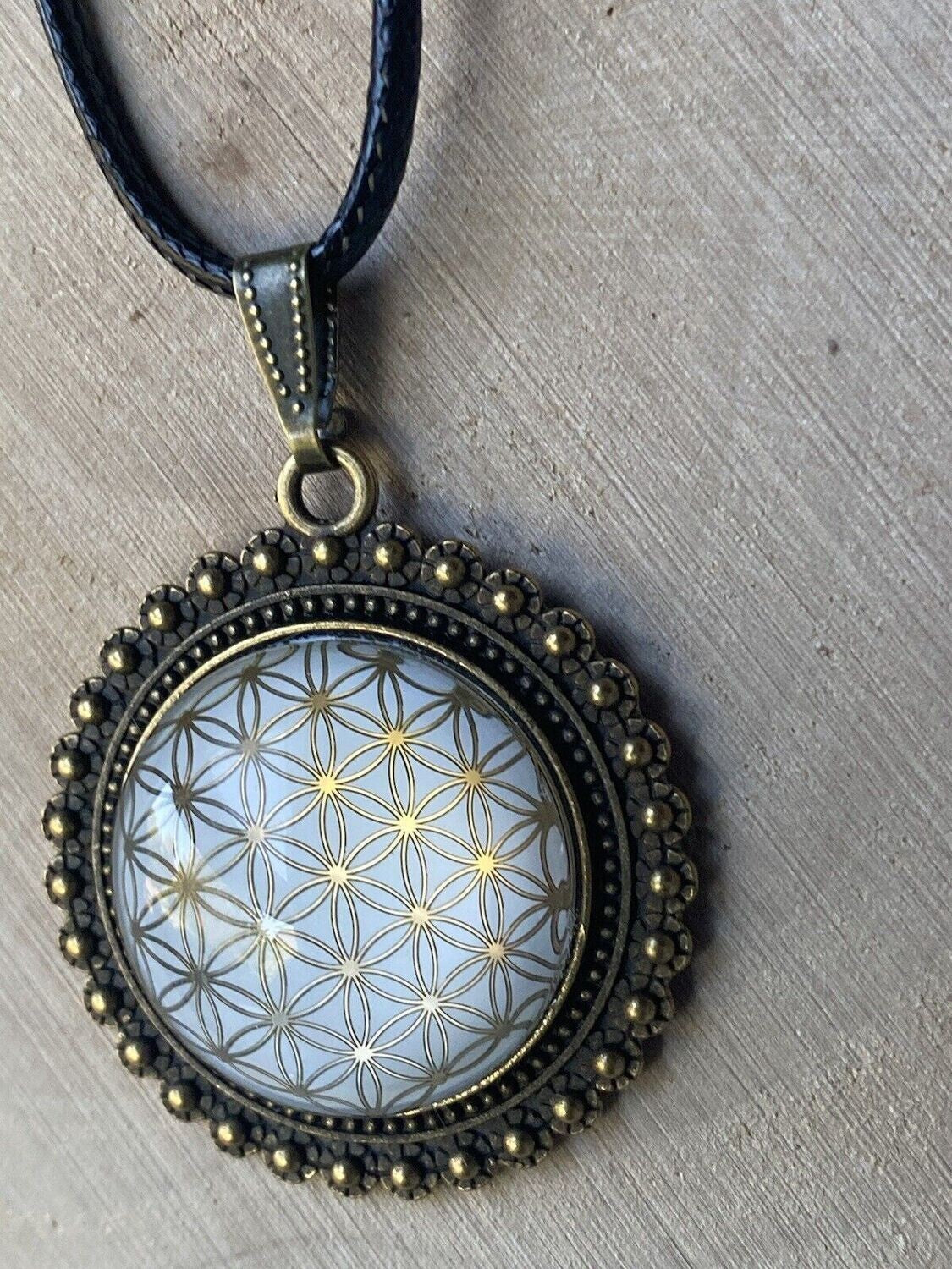 Amulett – bronzefarben, Blume des Lebens, Disc in weiss (hinter Glas)25 mm, goldlegiert, kupferunterlegt – Produktansicht 1