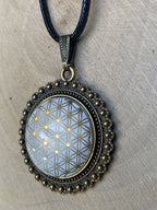 Amulett – bronzefarben, Blume des Lebens, Disc in weiss (hinter Glas)25 mm, goldlegiert, kupferunterlegt – Produktansicht 1