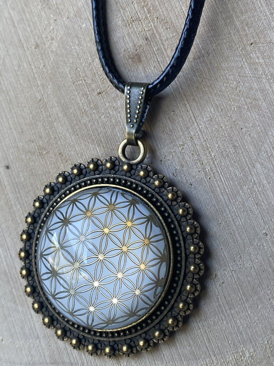 Amulett – bronzefarben, Blume des Lebens, Disc in weiss (hinter Glas)25 mm, goldlegiert, kupferunterlegt – Produktansicht 1