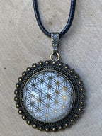 Amulett – bronzefarben, Blume des Lebens, Disc in weiss (hinter Glas)25 mm, goldlegiert, kupferunterlegt – Produktansicht 1