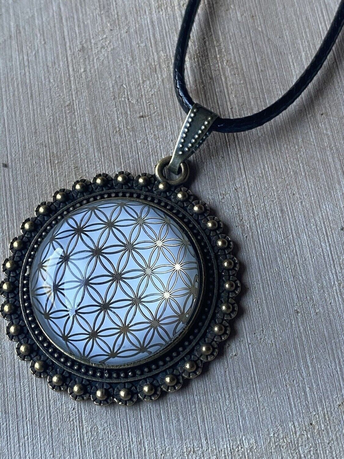 Amulett – bronzefarben, Blume des Lebens, Disc in weiss (hinter Glas)25 mm, goldlegiert, kupferunterlegt – Produktansicht 1