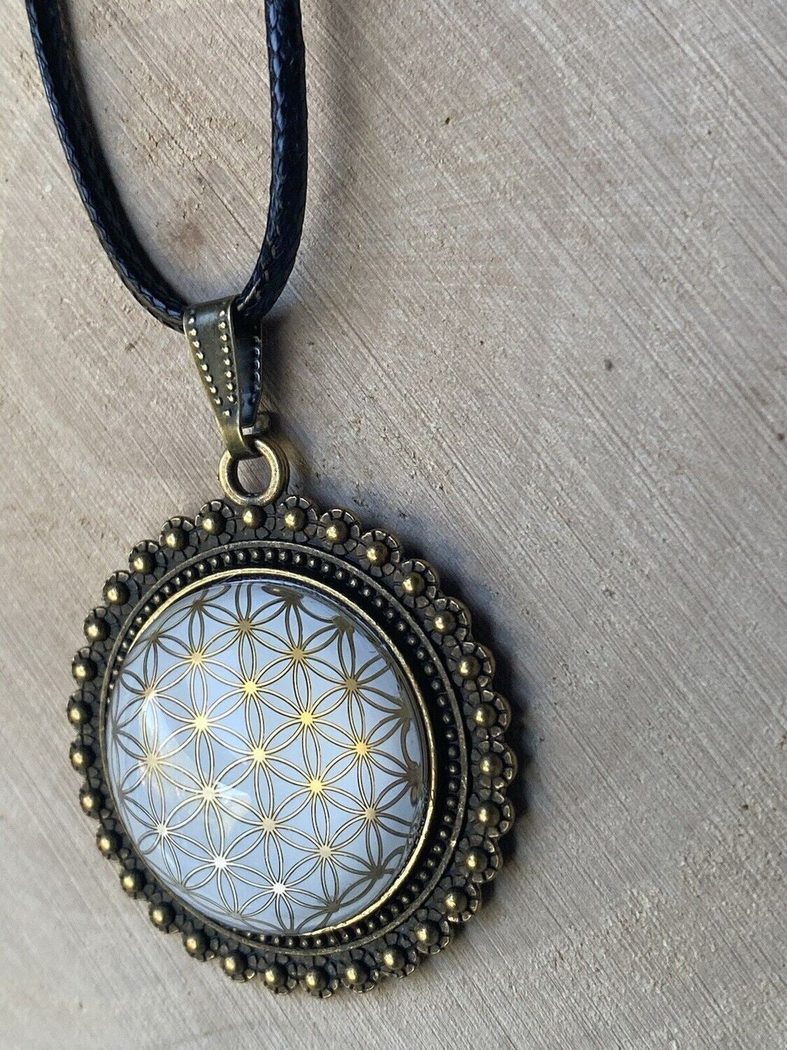 Amulett – bronzefarben, Blume des Lebens, Disc in weiss (hinter Glas)25 mm, goldlegiert, kupferunterlegt – Produktansicht 1