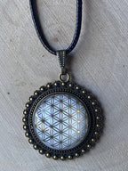 Amulett – bronzefarben, Blume des Lebens, Disc in weiss (hinter Glas)25 mm, goldlegiert, kupferunterlegt – Produktansicht 1