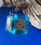 Raumobjekt Würfel transparent blau – schwarze Disc – Produktansicht 3