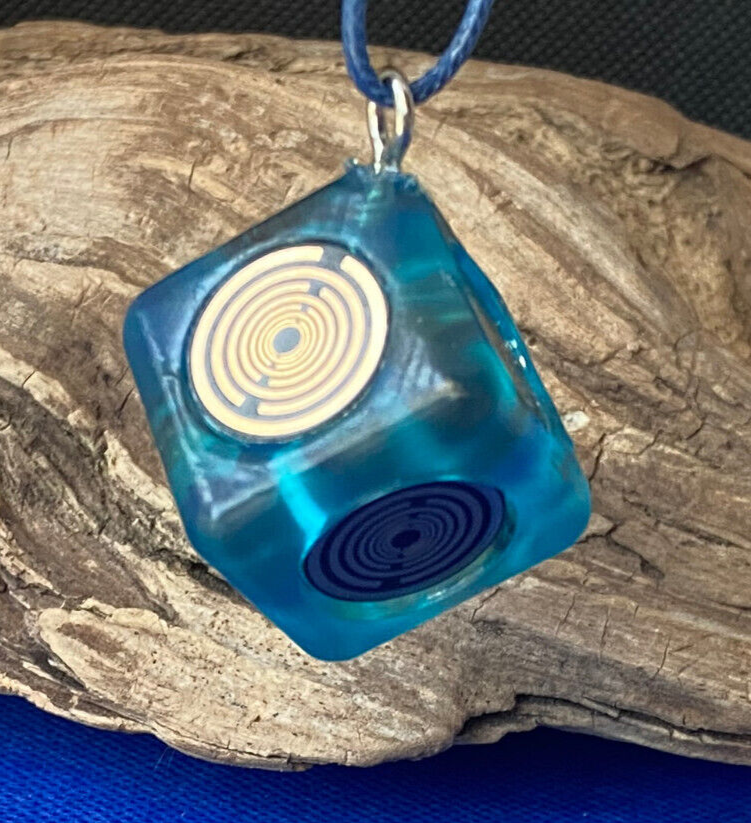 Raumobjekt Würfel transparent blau – schwarze Disc – Produktansicht 6