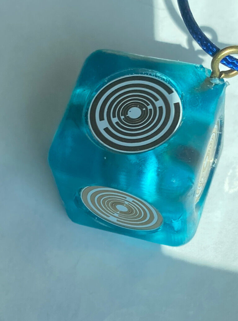 Raumobjekt Würfel transparent blau – weiße Disc – Produktansicht 8