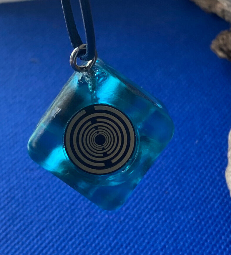 Raumobjekt Würfel transparent blau – schwarze Disc – Produktansicht 10