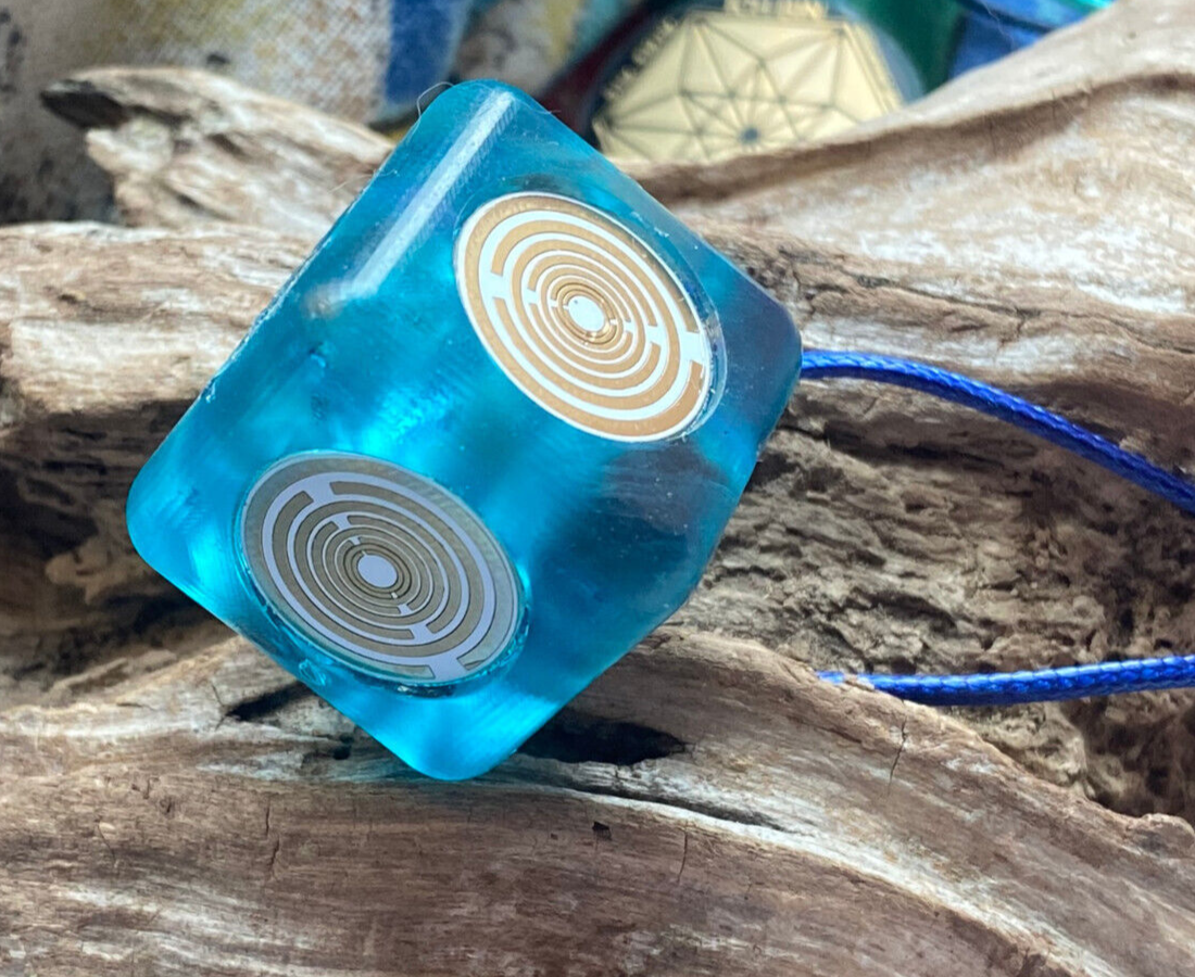 Raumobjekt Würfel transparent blau – weiße Disc – Produktansicht 4