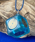Raumobjekt Würfel transparent blau – schwarze Disc – Produktansicht 1