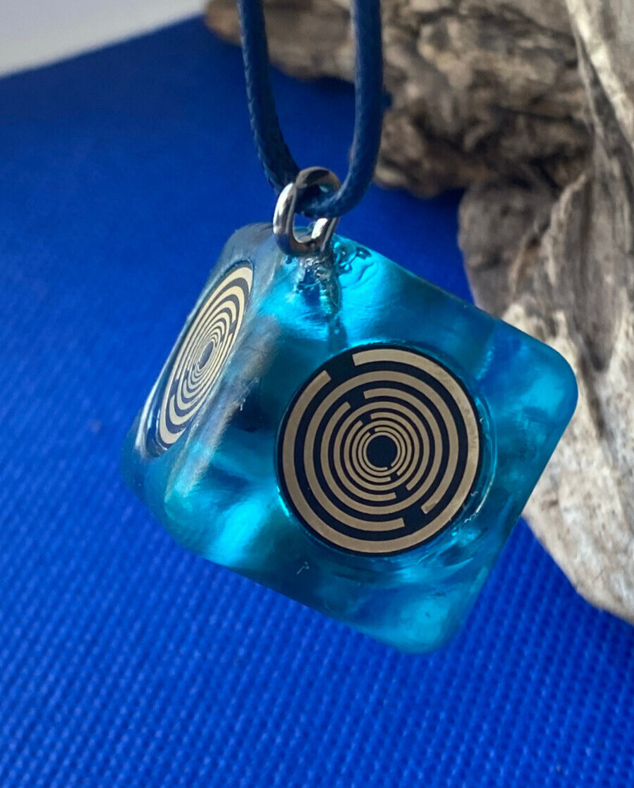 Raumobjekt Würfel transparent blau – schwarze Disc – Produktansicht 11