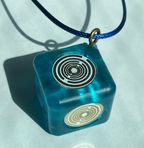 Raumobjekt Würfel transparent blau – weiße Disc – Produktansicht 9