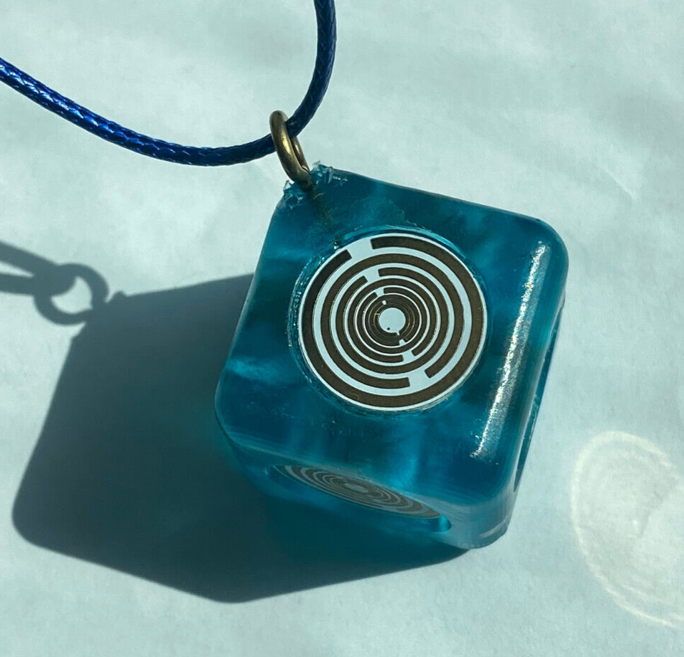 Raumobjekt Würfel transparent blau – weiße Disc – Produktansicht 11