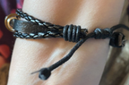 Armband-mehrsträngig, schwarz, Symbol Lakhovsky MWO Schwingkreis Oszillator Antenne (stromlos), schwarze Disc gold legiert + Kupfer unterlegt ca. 18 mm hinter Glas, durch Ziehen stufenlos verstellbar