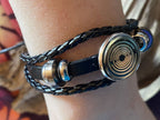 Armband-mehrsträngig, schwarz, Symbol Lakhovsky MWO Schwingkreis Oszillator Antenne (stromlos), schwarze Disc gold legiert + Kupfer unterlegt ca. 18 mm hinter Glas, durch Ziehen stufenlos verstellbar