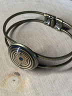 Armband - Lakhovsky MWO Antenne (stromlos) als nachtschwarzer ca. 25 mm großer Coin mit Goldlegierung in ein bronzefarbendes Schnapparmband eingearbeitet, Kupfer unterlegt