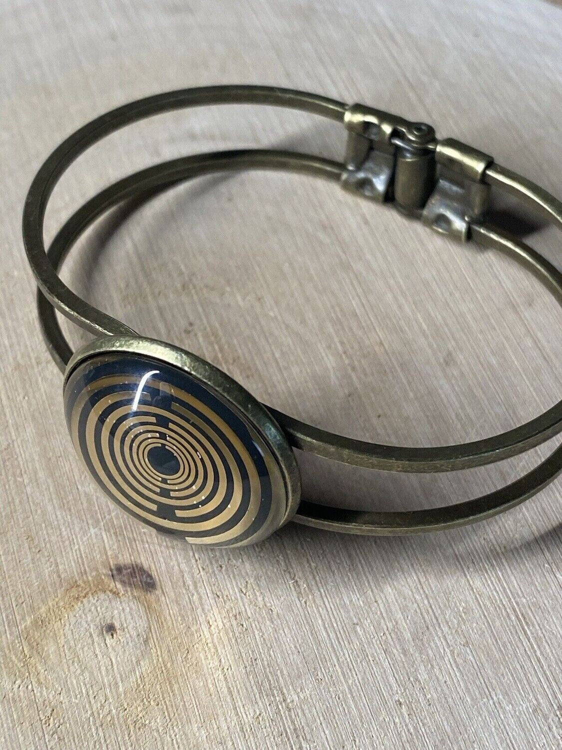 Armband - Lakhovsky MWO Antenne (stromlos) als nachtschwarzer ca. 25 mm großer Coin mit Goldlegierung in ein bronzefarbendes Schnapparmband eingearbeitet, Kupfer unterlegt