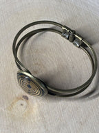 Armband - Lakhovsky MWO Antenne (stromlos) als nachtschwarzer ca. 25 mm großer Coin mit Goldlegierung in ein bronzefarbendes Schnapparmband eingearbeitet, Kupfer unterlegt