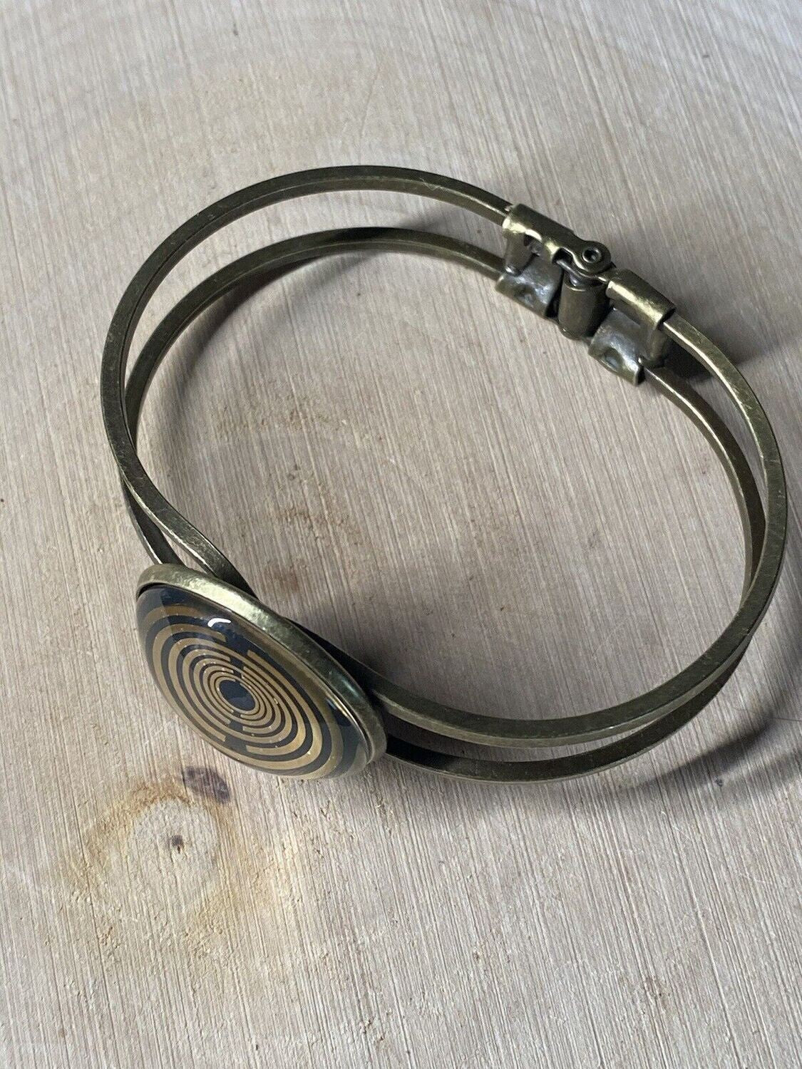 Armband - Lakhovsky MWO Antenne (stromlos) als nachtschwarzer ca. 25 mm großer Coin mit Goldlegierung in ein bronzefarbendes Schnapparmband eingearbeitet, Kupfer unterlegt