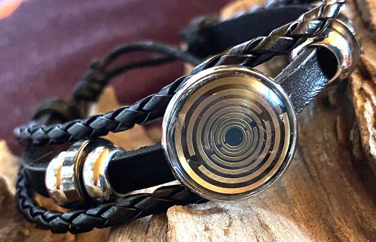 Armband-mehrsträngig, schwarz, Symbol Lakhovsky MWO Schwingkreis Oszillator Antenne (stromlos), schwarze Disc gold legiert + Kupfer unterlegt ca. 18 mm hinter Glas, durch Ziehen stufenlos verstellbar