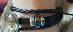 Armband-mehrsträngig, schwarz, Symbol Lakhovsky MWO Schwingkreis Oszillator Antenne (stromlos), schwarze Disc gold legiert + Kupfer unterlegt ca. 18 mm hinter Glas, durch Ziehen stufenlos verstellbar